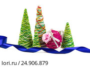 Creative decorative New Year tree of handwork from multi-colored threads. Стоковое фото, фотограф Artem Sobov / Фотобанк Лори