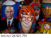 Шарж на 45-го президента США Дональда Трампа на прилавке сувенирной продукции в городе Москве, Россия (2017 год). Редакционное фото, фотограф Николай Винокуров / Фотобанк Лори