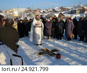Освящение воды на местном водохранилище в праздник Крещения (2017 год). Редакционное фото, фотограф Владислав Сабанин / Фотобанк Лори
