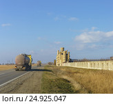 Автоцистерны едут по дороге вдоль приморского гостиничного комплекса стилизованного под средневековый замок. Россия, Краснодарский край, Темрюкский район. Стоковое фото, фотограф Наталья Гармашева / Фотобанк Лори