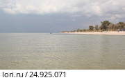 Вид на песчаную косу со стороны моря. Грозовые облака затягивают небо. Стоковое видео, видеограф Олег Хархан / Фотобанк Лори