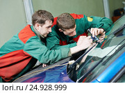 Windscreen repairman workers. Стоковое фото, фотограф Дмитрий Калиновский / Фотобанк Лори