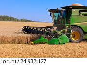 Combine harvester working. Редакционное фото, фотограф Алексей Попов / Фотобанк Лори