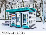 Автоматы по продаже напитков и шоколадных батончиков на ВДНХ (2017 год). Редакционное фото, фотограф Алёшина Оксана / Фотобанк Лори