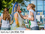 Девушке красят волосы в радужные цвета на фестивале «Das Fest - 2016» на ВДНХ. Редакционное фото, фотограф Владимир Князев / Фотобанк Лори