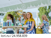 Девушке красят волосы в радужные цвета на фестивале «Das Fest - 2016» на ВДНХ. Редакционное фото, фотограф Владимир Князев / Фотобанк Лори
