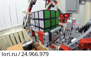 Сборка Кубика Рубика роботом LEGO Mindstorms EV3 . Уфа, секция робототехники в педагогическом университете (2017 год). Редакционное видео, видеограф Mikhail Erguine / Фотобанк Лори