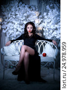 Woman in black dress in a snow covered park. Стоковое фото, фотограф Art Konovalov / Фотобанк Лори
