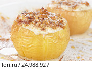 Яблоки запеченные с творогом и изюмом, украшенные орехами, корицей и сахарной пудрой. Стоковое фото, фотограф Галина Михалишина / Фотобанк Лори