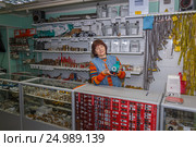 Женщина продавец показывает насос (2017 год). Редакционное фото, фотограф Акиньшин Владимир / Фотобанк Лори
