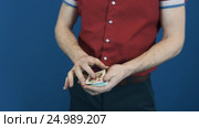 Close up illusionist in red shirt perform playing cards magic tricks. Стоковое видео, видеограф Александр Багно / Фотобанк Лори