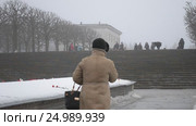 Люди возле Вечного огня на Пискаревском мемориальном кладбище. Санкт-Петербург (2017 год). Редакционное видео, видеограф Румянцева Наталия / Фотобанк Лори
