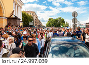 People celebrate the Navy day at the Admiralty embankment in sunny day (2016 год). Редакционное фото, фотограф FotograFF / Фотобанк Лори