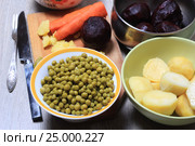 Зеленый горошек, картошка и вареные овощи для винегрета. Стоковое фото, фотограф Яна Королёва / Фотобанк Лори