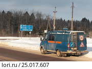 Трасса Хотьково-Дмитров зимой и дорожная машина (2017 год). Редакционное фото, фотограф Дмитрий Неумоин / Фотобанк Лори