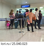 Landing visa office in the Ho Chi Minh City Airport, Vietnam (2015 год). Редакционное фото, фотограф Александр Подшивалов / Фотобанк Лори