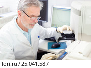 Life scientist researching in the laboratory. Стоковое фото, фотограф Matej Kastelic / Фотобанк Лори