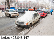 Старый автомобиль ЗАЗ-1102 "Таврия" на улице 10-летия Октября в Москве (2012 год). Редакционное фото, фотограф Алёшина Оксана / Фотобанк Лори