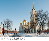 Город Тула. Аллея, ведущая к Свято-Успенскому собору на территории Тульского кремля, зимой (2017 год). Редакционное фото, фотограф Игорь Низов / Фотобанк Лори