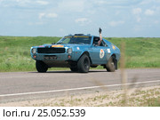 Ралли «Пекин-Париж-2016». Пилот экипажа № 97 AMC AMX (1968) приветствует фотографа. Этап Завидово-Смоленск. 4 июля 2016 г. Редакционное фото, фотограф Сайганов Александр / Фотобанк Лори