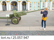 57-мм противотанковая пушка образца 1941 года (ЗИС-2, 52-П-271) на Дворцовой площади Санкт-Петербурга во время городской военно-патриотической акции “Мы насмерть стояли у стен Ленинграда” (2016 год). Редакционное фото, фотограф Сергей Дубров / Фотобанк Лори