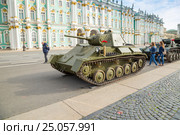Санкт-Петербург, Дворцовая площадь. Легкие танки Т-70 и Т-60 (2016 год). Редакционное фото, фотограф Сергей Дубров / Фотобанк Лори