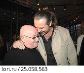 Юбилей продюсера, актера, кинокритика Марка Рудинштейна (Mark Rudinshtein). Режиссер театра и кино Юрий Грымов  и Марк Рудинштейн. (2006 год). Редакционное фото, фотограф Александр С. Курбатов / Фотобанк Лори