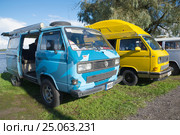 Два микроавтобуса Volkswagen Transporter T3 на фестивале ретроавтомобилей "Фортуна-2016". Кронштадт. Редакционное фото, фотограф Виктор Карасев / Фотобанк Лори
