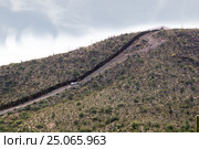 Международная граница. Забор между США и Мексикой (2015 год). Стоковое фото, фотограф Ирина Кожемякина / Фотобанк Лори