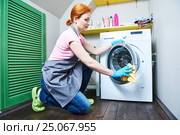 Cleaning service. woman cleanse washing machine. Стоковое фото, фотограф Дмитрий Калиновский / Фотобанк Лори