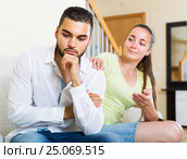 wife listening husband. Стоковое фото, фотограф Яков Филимонов / Фотобанк Лори