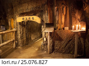 Внутренний проход в пещере Benten-kutsu Cave, вырытой под храмом Benten-do Hall. Святыня Хаседера (Hasedera). Город Камакура, Япония (2013 год). Редакционное фото, фотограф Кекяляйнен Андрей / Фотобанк Лори