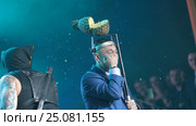 Костя Цзю с ананасом на голове на церемонии "Звезда бокса 2016" (2017 год). Редакционное фото, фотограф Дмитрий Неумоин / Фотобанк Лори