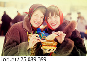 Young women eating pancake. Стоковое фото, фотограф Яков Филимонов / Фотобанк Лори