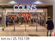 Магазин одежды Colin's. Торговый центр "Аврора Молл". Самара (2017 год). Редакционное фото, фотограф Акиньшин Владимир / Фотобанк Лори