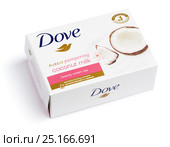 Dove Purely pampering coconut milk - beauty cream bar soap isolated on white (2017 год). Редакционное фото, фотограф Роман Самохин / Фотобанк Лори