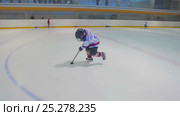 Young hockey player skates with a hockey stick. Стоковое видео, видеограф Станислав Панкратов / Фотобанк Лори