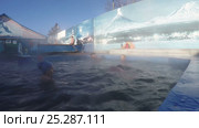 Группа людей плавают в бассейне с термальной минеральной водой (2016 год). Редакционное видео, видеограф А. А. Пирагис / Фотобанк Лори