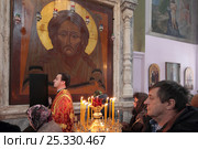 Праздничная литургия в Гуслицком монастыре. Спас нерукотворный, большая икона (2017 год). Редакционное фото, фотограф Дмитрий Неумоин / Фотобанк Лори