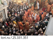 Праздничная литургия в Гуслицком монастыре, люди (2017 год). Редакционное фото, фотограф Дмитрий Неумоин / Фотобанк Лори
