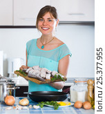 Woman with fish and frying pan at kitchen. Стоковое фото, фотограф Яков Филимонов / Фотобанк Лори
