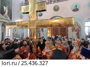 Литургия в Гуслицком монастыре, освящение новосооруженного креста на колокольню монастыря (2017 год). Редакционное фото, фотограф Дмитрий Неумоин / Фотобанк Лори