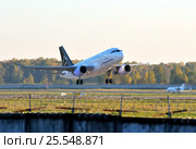 Airbus A319 (бортовой OO-SSC) авиакомпании Brussels Airlines (в ливрее Star Alliance) вылетает из Домодедова (2010 год). Редакционное фото, фотограф Alexei Tavix / Фотобанк Лори