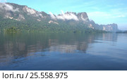 View from boat on Cheow Lan lake in Thailand (2017 год). Стоковое видео, видеограф Михаил Коханчиков / Фотобанк Лори