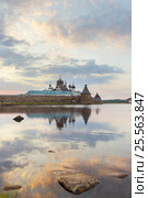 Соловецкий монастырь отражается в Святом озере (2013 год). Редакционное фото, фотограф Дмитрий Тищенко / Фотобанк Лори