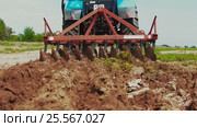 Tractor With Plow Tiling (2016 год). Редакционное видео, видеограф Станислав Панкратов / Фотобанк Лори