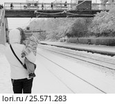 Мать с ребенком ждут поезд. Стоковое фото, фотограф Юлия Юриева / Фотобанк Лори