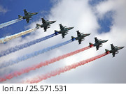 Группа штурмовиков Су-25 "Грач" в небе дымят цветами российского флага на параде посвященному Дню Победы. Москва, Красная Площадь, 2016. Редакционное фото, фотограф Алексей Гусев / Фотобанк Лори