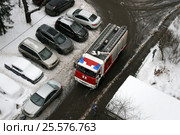Пожарная машина во дворе жилого дома (Пожарная автоцистерна АЦ 3,2-40/4 на базе шасси КАМАЗ 5387 4Х4). Москва, Чертаново Центральное (2017 год). Редакционное фото, фотограф Щеголева Ольга / Фотобанк Лори
