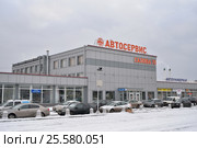 Авто бизнес центр и парковка зимой на улица Салова 70 зимой в Санкт-Петербурге (2017 год). Редакционное фото, фотограф Максим Мицун / Фотобанк Лори